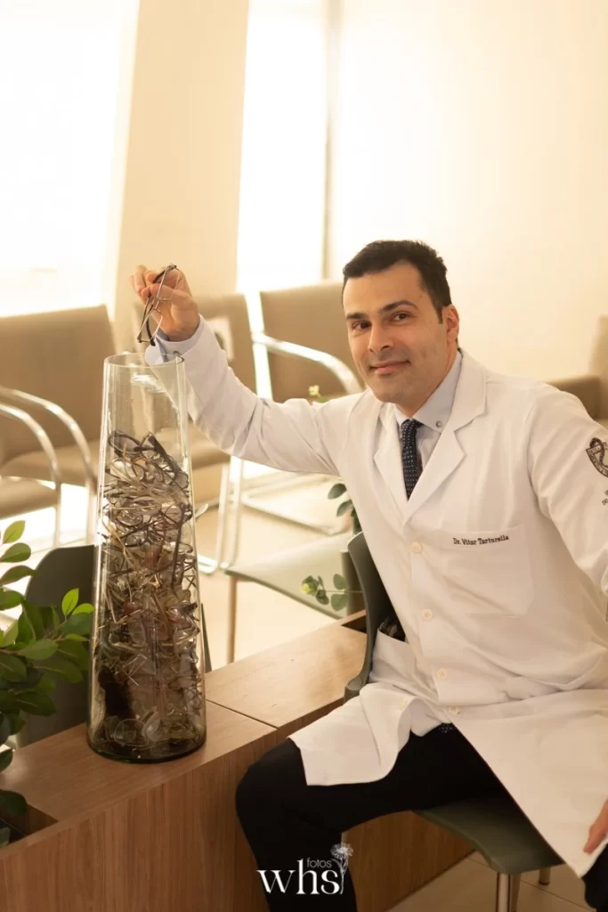 Dr. Vitor Torturella realizando cirurgia refrativa LASIK — São João de Meriti RJ