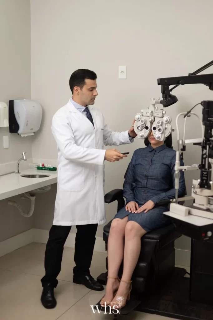 Exame com foropter para avaliação refrativa — Dr. Vitor Torturella oftalmologista RJ