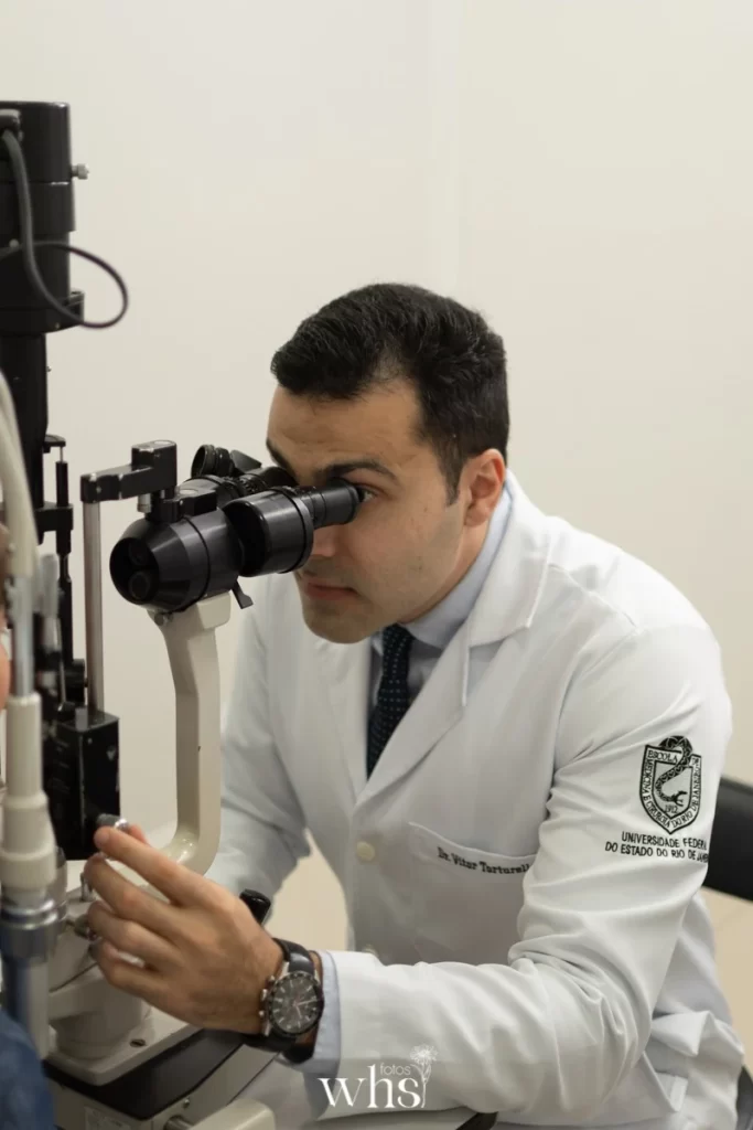 Dr. Vitor Torturella em avaliação com biomicroscópio — cirurgia refrativa São João de Meriti