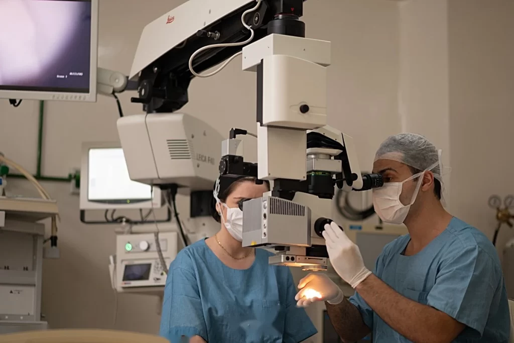 Equipe cirúrgica de catarata — Dr. Vitor Torturella oftalmologista RJ