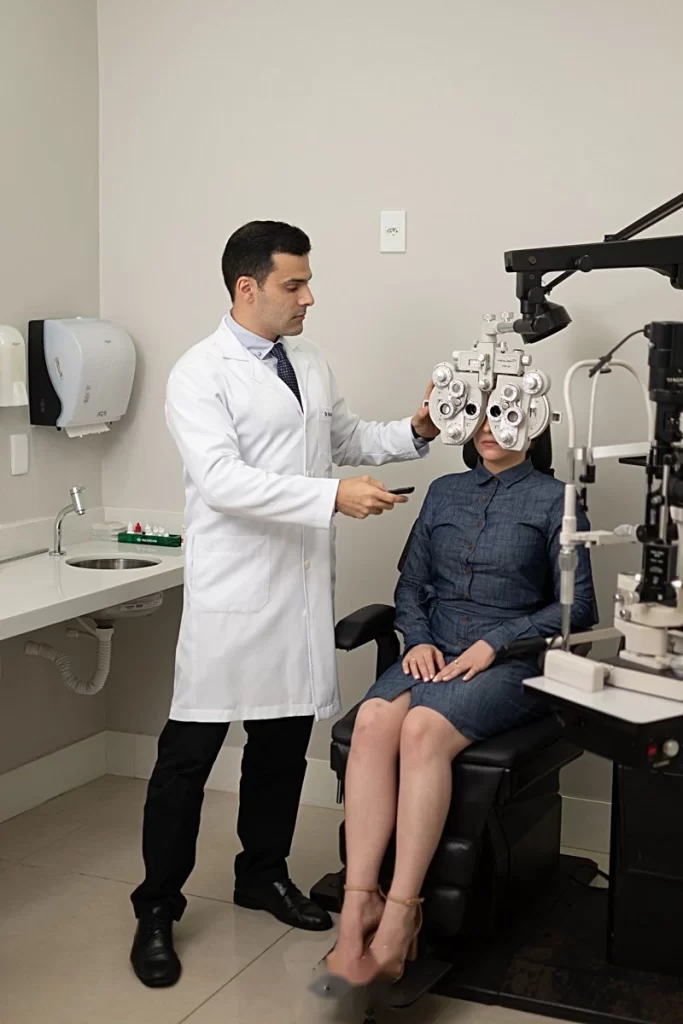 Exame com foropter para avaliação refrativa — Dr. Vitor Torturella oftalmologista RJ