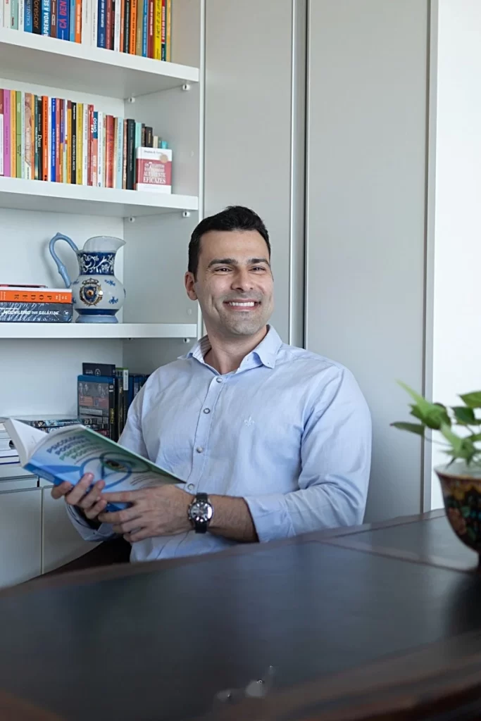 Dr. Vitor Torturella, oftalmologista especialista em saúde ocular — São João de Meriti RJ