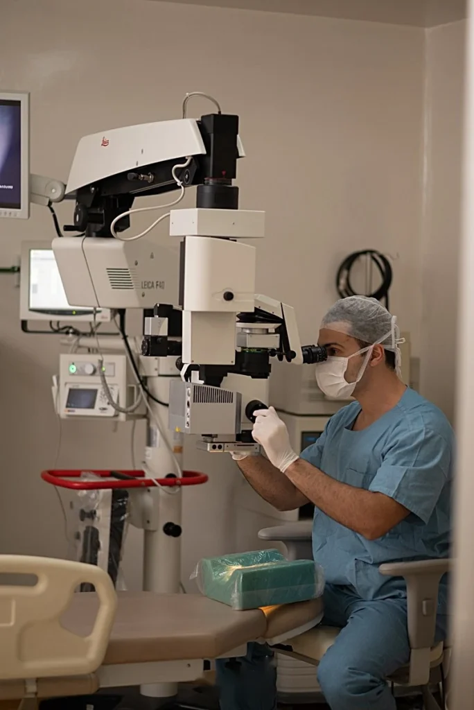 Dr. Vitor Torturella realizando cirurgia de catarata em São João de Meriti RJ