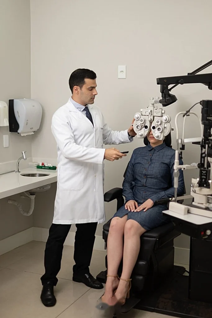 Exame com foropter para avaliação refrativa — Dr. Vitor Torturella oftalmologista RJ