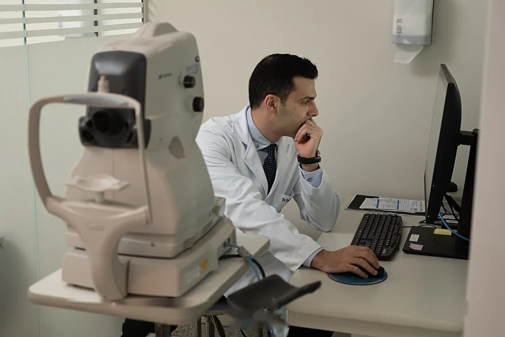 Exame de OCT de retina — Dr. Vitor Torturella, São João de Meriti RJ