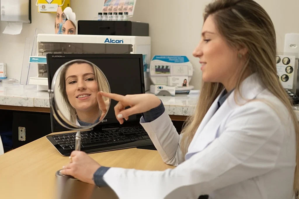 Consulta de lipoenxertia periocular — Dra. Danyelle Hott Torturella, cirurgiã plástica RJ