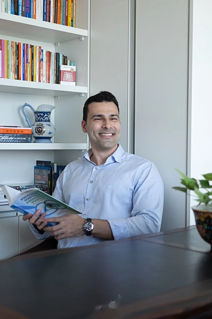 Dr. Vitor Torturella, oftalmologista especialista em saúde ocular — São João de Meriti RJ