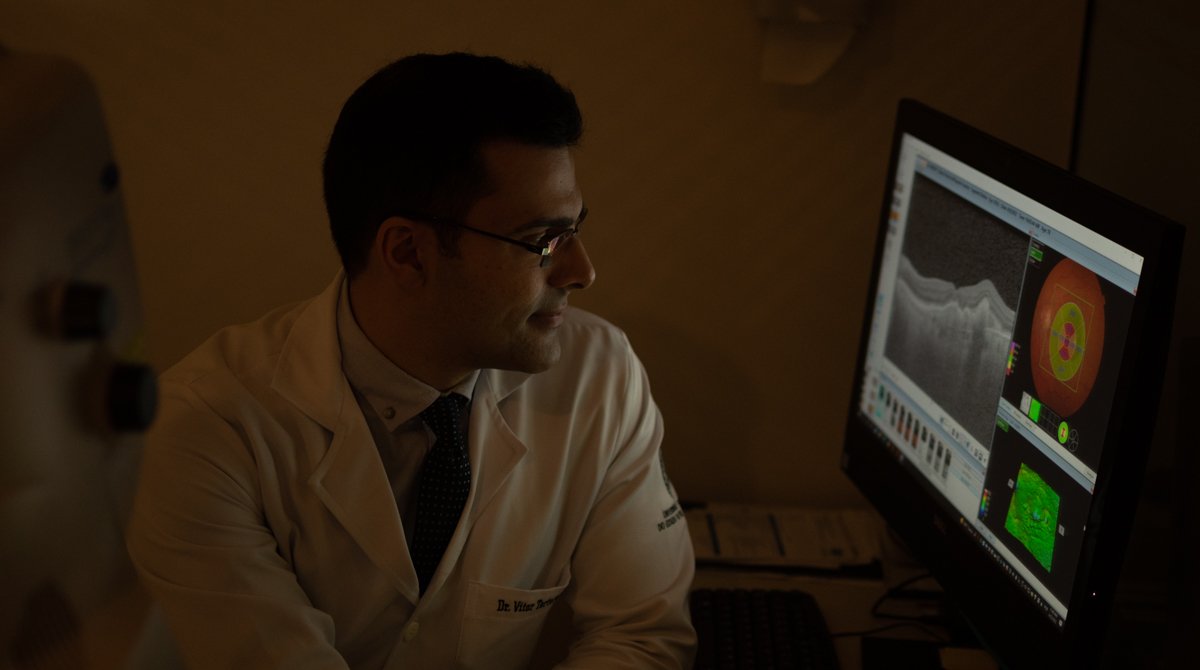 Dr. Vitor Torturella analisando OCT de mácula em São João de Meriti